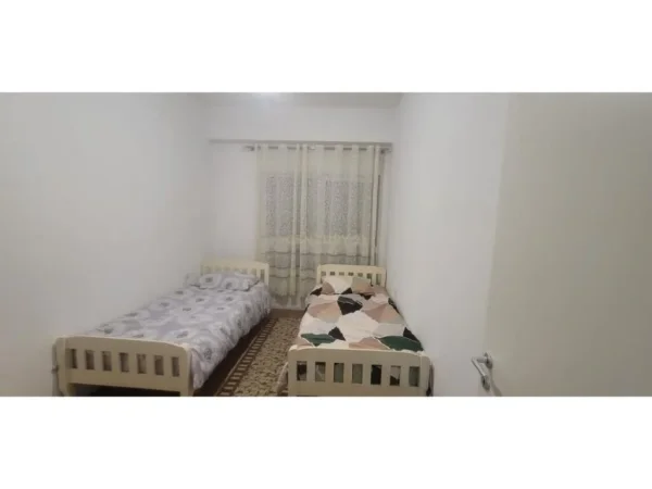 Tirane, jepet me qera apartament 2+1 Kati 3, 120 m² 550 € (Ali Demi)