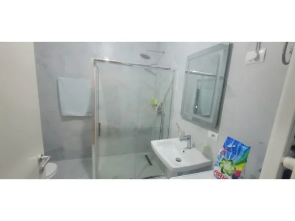 Tirane, jepet me qera apartament 2+1 Kati 3, 120 m² 550 € (Ali Demi)