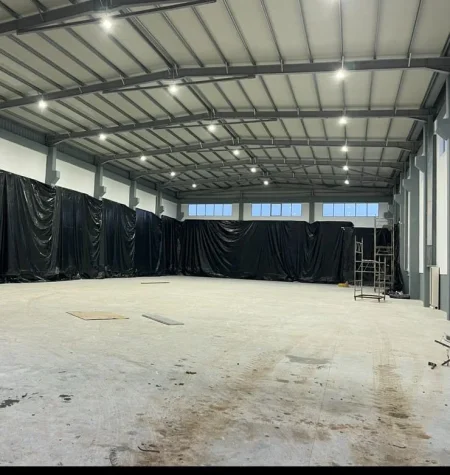 Tirane, jepet me qera magazine Kati 0, 2.400 m² 4.200 € (vore)