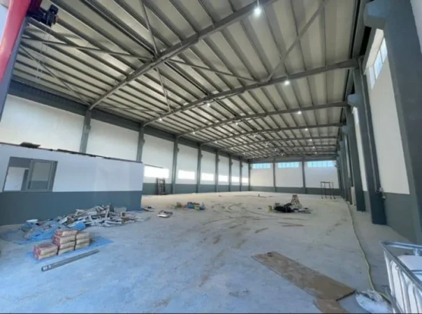 Tirane, jepet me qera magazine Kati 0, 2.400 m² 4.200 € (vore)