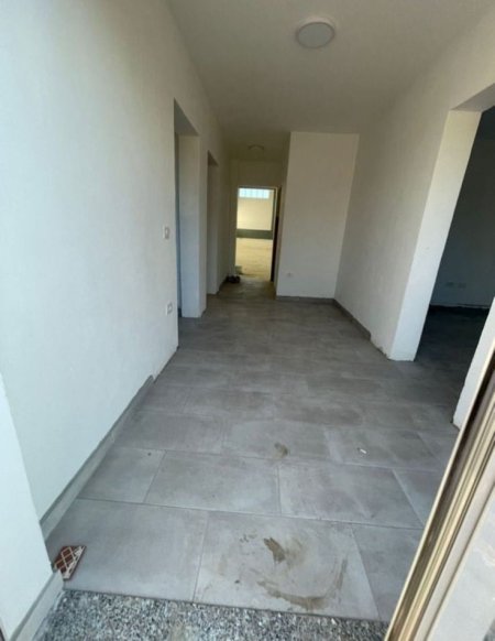 Tirane, jepet me qera magazine Kati 0, 2.400 m² 4.200 € (vore)
