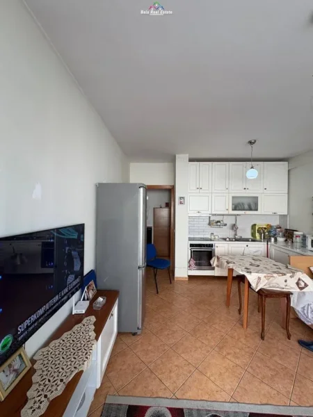 Tirane, jepet me qera apartament 1+1+Ballkon Kati 3, 65 m² 600 € (TISH DAHIJA)