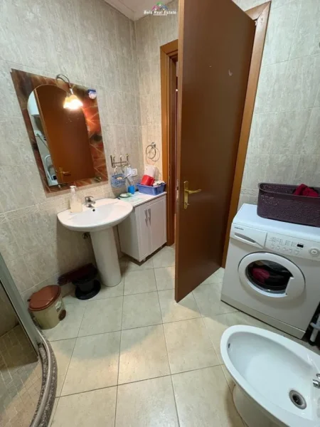 Tirane, jepet me qera apartament 1+1+Ballkon Kati 3, 65 m² 600 € (TISH DAHIJA)