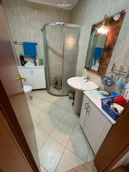 Tirane, jepet me qera apartament 1+1+Ballkon Kati 3, 65 m² 600 € (TISH DAHIJA)
