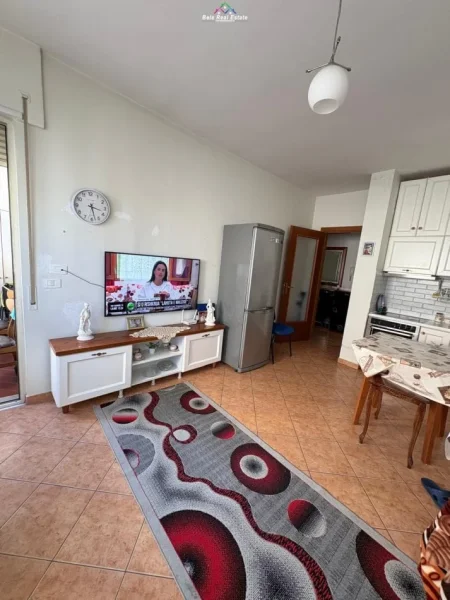 Tirane, jepet me qera apartament 1+1+Ballkon Kati 3, 65 m² 600 € (TISH DAHIJA)
