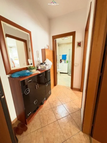 Tirane, jepet me qera apartament 1+1+Ballkon Kati 3, 65 m² 600 € (TISH DAHIJA)
