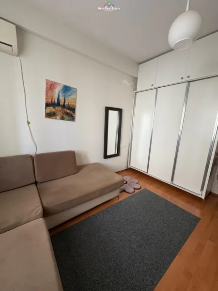 Tirane, jepet me qera apartament 1+1+Ballkon Kati 3, 65 m² 600 € (TISH DAHIJA)