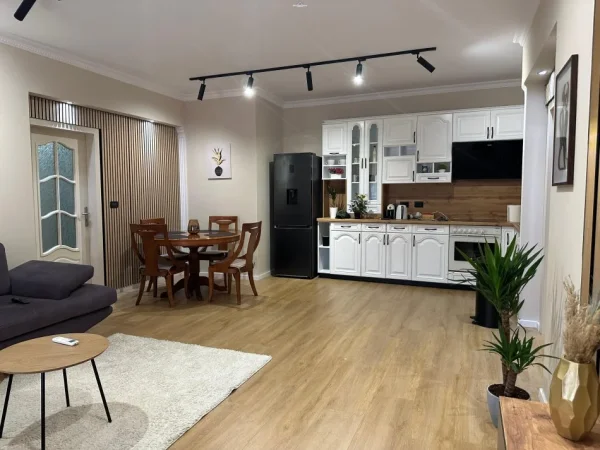 Tirane, jepet me qera apartament 2+1+Ballkon Kati 4, 118 m² 1.500 € (SHESHI WILLSON)