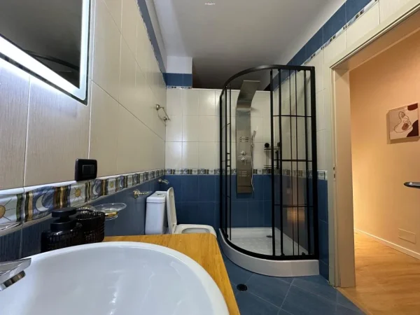 Tirane, jepet me qera apartament 2+1+Ballkon Kati 4, 118 m² 1.500 € (SHESHI WILLSON)