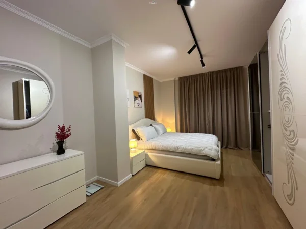 Tirane, jepet me qera apartament 2+1+Ballkon Kati 4, 118 m² 1.500 € (SHESHI WILLSON)