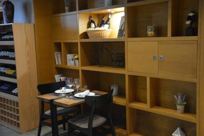 LOKAL BAR-KAFE  ME QIRA RR.DURRESIT 2.200 €
