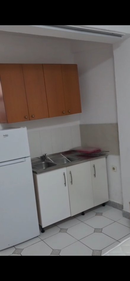Tirane, jepet me qera garsonier 1+1 Kati 1, 32 m² (Fundi Rruges Burgut)