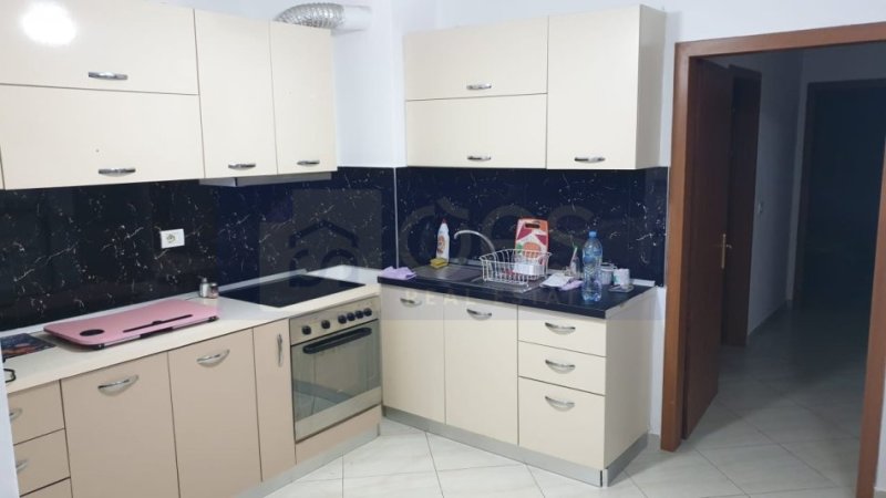 Tirane, jepet me qera apartament 2+1+Aneks+Ballkon Kati 1, 98 m² 450 € (Fresk ,Prane Bunkart 1, Kompleksi Kotorri.)