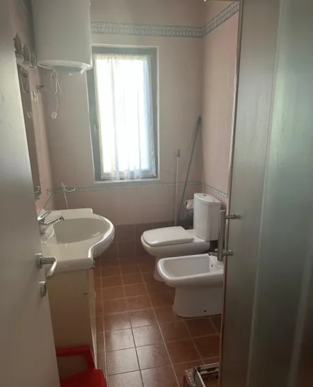 Tirane, jepet me qera apartament 2+1+Aneks Kati 3, 80 m² 700 € (RRUGA E KOSOVAREVE)