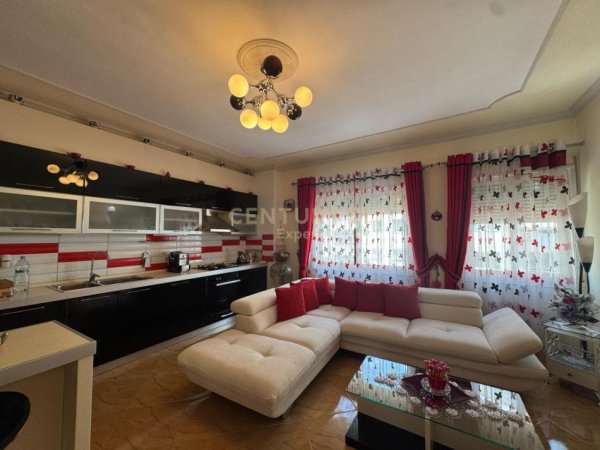 Tirane, jepet me qera apartament 2+1 Kati 4, 120 m² 450 € (Shkolla 17 Shkurti)