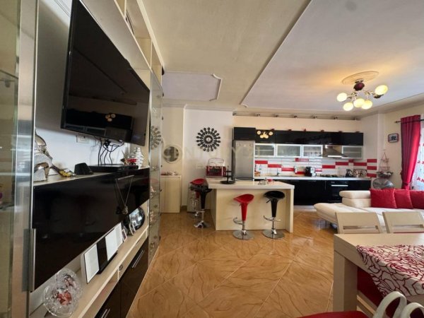 Tirane, jepet me qera apartament 2+1 Kati 4, 120 m² 450 € (Shkolla 17 Shkurti)