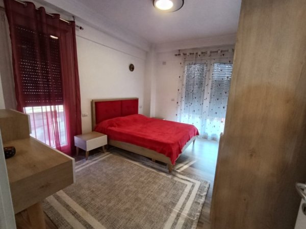 Tirane, jap me qera apartament 2+1+Ballkon Kati 2, 75 m² 700 € (21 Dhjetori, afer hotel Mondial)