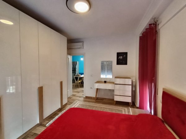 Tirane, jap me qera apartament 2+1+Ballkon Kati 2, 75 m² 700 € (21 Dhjetori, afer hotel Mondial)
