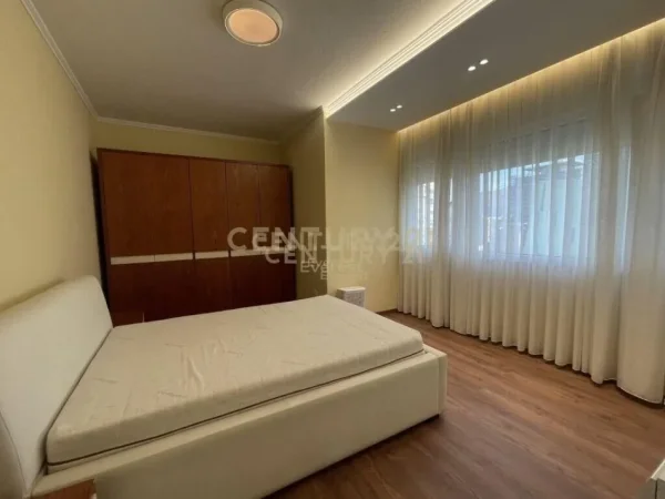 Tirane, jepet me qera apartament 2+1 Kati 8, 145 m² 1.300 € 