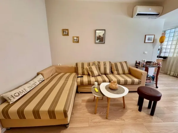 Tirane, jepet me qera apartament 1+1+Aneks+Ballkon Kati 3, 63 m² 700 € 