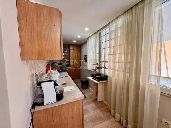 Tirane, jepet me qera apartament 1+1+Aneks+Ballkon Kati 3, 63 m² 700 € 