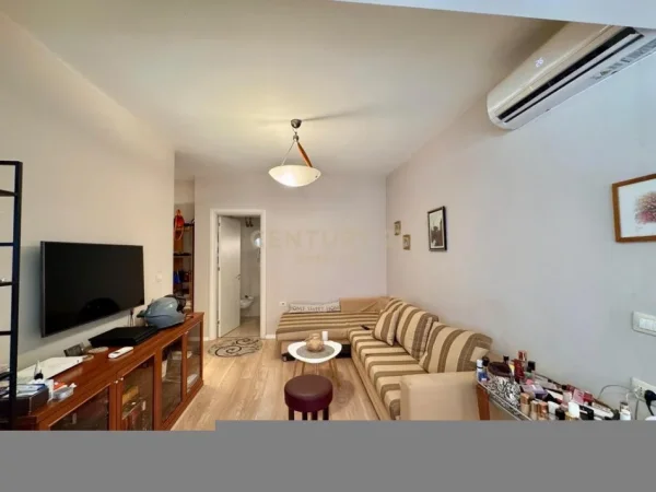 Tirane, jepet me qera apartament 1+1+Aneks+Ballkon Kati 3, 63 m² 700 € 