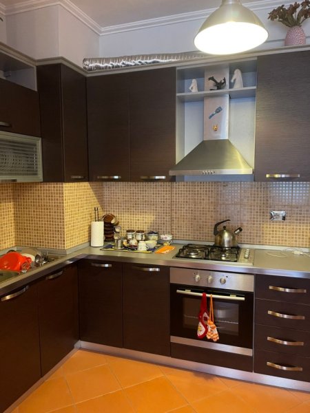 Tirane, jap me qera apartament 2+1+Ballkon Kati 4, 90 m² 450 € (Kthesa e Kamzes, prane Pallatit te Verdhe)