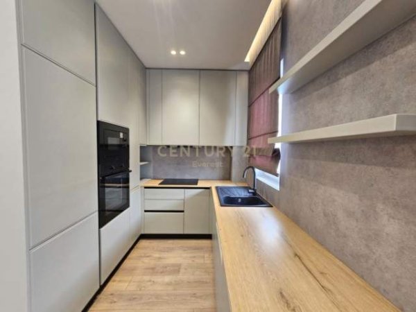 Tirane, jepet me qera apartament 3+1+BLK Kati 1, 140 m² 1.500  (Kopshti Botanik Tirana, Albania)