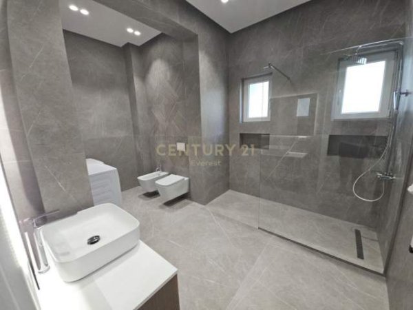 Tirane, jepet me qera apartament 3+1+BLK Kati 1, 140 m² 1.500  (Kopshti Botanik Tirana, Albania)