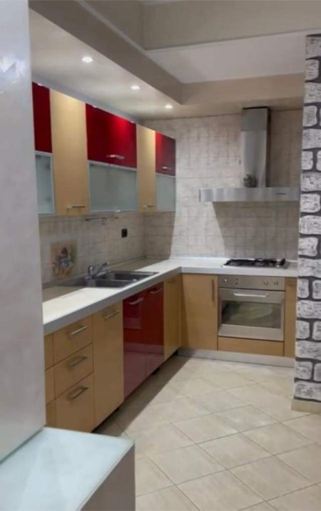 Tirane, jepet me qera apartament 2+1 Kati 5, 95 m² 570 Euro (siper palester Angel)