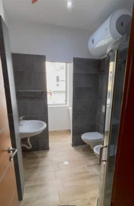Tirane, jepet me qera apartament 2+1 Kati 5, 95 m² 570 Euro (siper palester Angel)