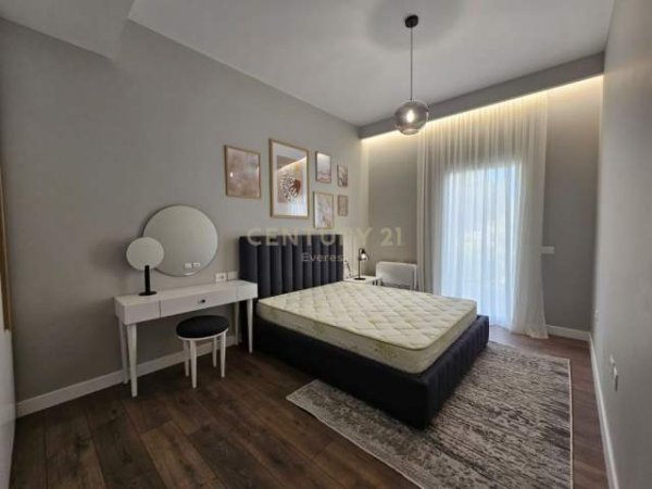 Tirane, jepet me qera apartament 3+1+BLK Kati 1, 140 m² 1.500  (Kopshti Botanik Tirana, Albania)