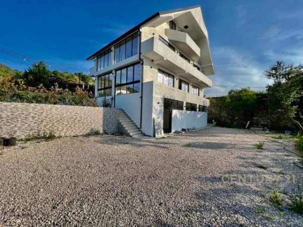 Tirane, jepet me qera bar-resorant Kati 4, 1.425 m² 3.500 Euro (Baldushk)