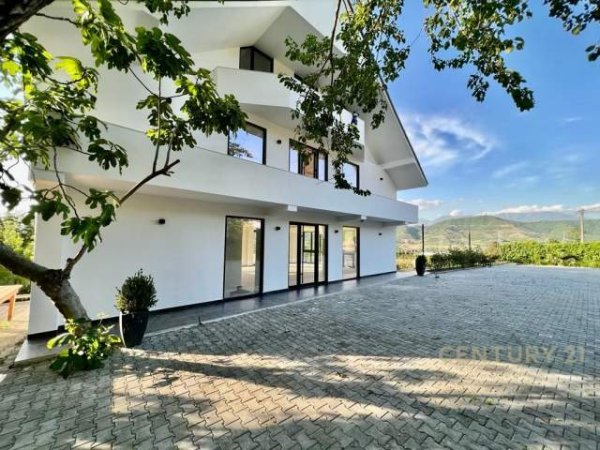 Tirane, jepet me qera bar-resorant Kati 4, 1.425 m² 3.500 Euro (Baldushk)