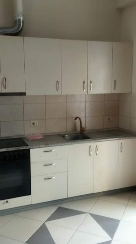 Tirane, jepet me qera apartament 1+1 Kati 1, 50 m² 30.000 Leke (prane Big Market)