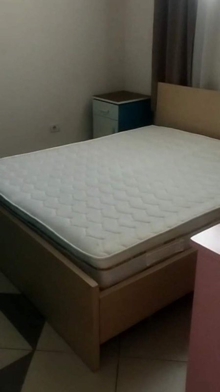 Tirane, jepet me qera apartament 1+1 Kati 1, 50 m² 30.000 Leke (prane Big Market)