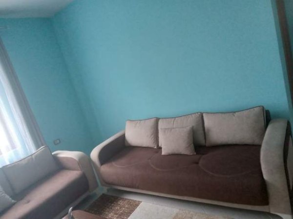 Tirane, jepet me qera Vile 1+1 Kati 1, 65 m² 300 Euro (Mbrapa Komunes se Parisit)