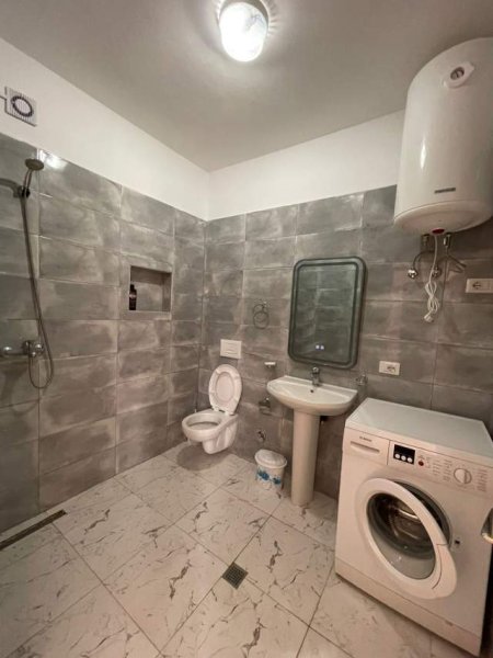 Tirane, jepet me qera apartament 1+1+BLK Kati 10, 70 m² 50.000 Leke (rruga Gjon Buzuku)