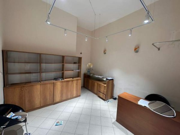 Tirane, jepet me qera zyre Kati 0, 28 m² 350 Euro (Rruga Fortuzi pranë Bar “Dario’s”)