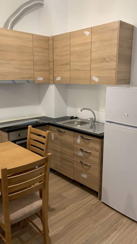 Tirane, jepet me qera apartament 1+1 Kati 7, 60 m² 300 Euro (Kompleksi Mangalem)