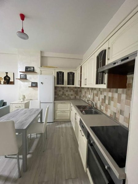 Tirane, jepet me qera apartament 100 m² 800 Euro (Komuna Eparisit Kika2)
