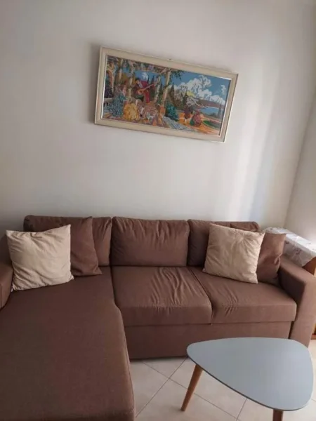 Japim 3 apartamente 1+1 me qera ditore ne Vlore (te Kinoteatri dhe te Rruga e Cipajve)