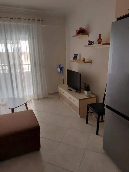 Japim 3 apartamente 1+1 me qera ditore ne Vlore (te Kinoteatri dhe te Rruga e Cipajve)