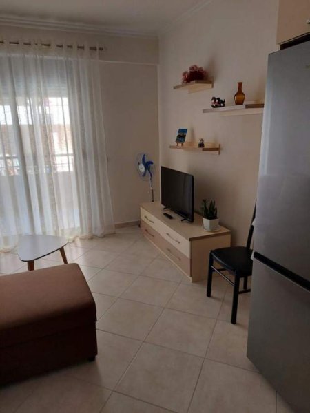 Japim 3 apartamente 1+1 me qera ditore ne Vlore (te Kinoteatri dhe te Rruga e Cipajve)