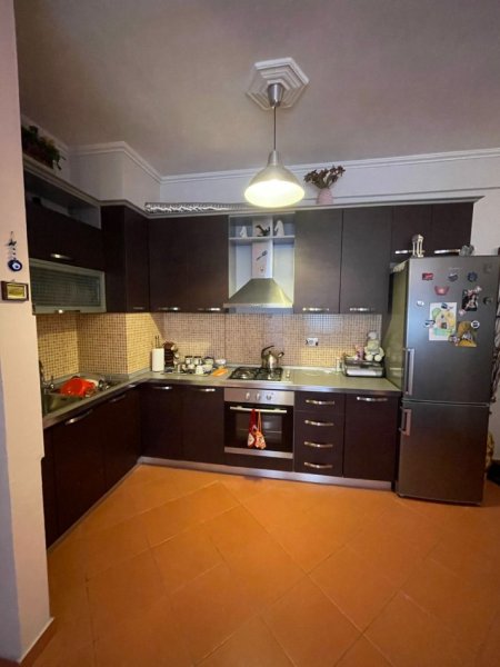 Tirane, jap me qera apartament 2+1+Ballkon Kati 4, 90 m² 450 € (Kthesa e Kamzes, prane Pallatit te Verdhe)