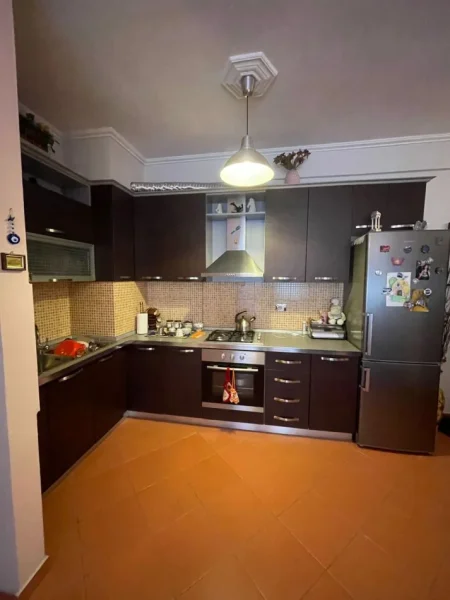 Tirane, jap me qera apartament 2+1+Ballkon Kati 4, 90 m² 450 € (Kthesa e Kamzes, prane Pallatit te Verdhe)