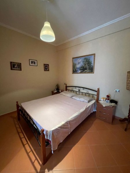 Tirane, jap me qera apartament 2+1+Ballkon Kati 4, 90 m² 450 € (Kthesa e Kamzes, prane Pallatit te Verdhe)