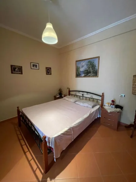 Tirane, jap me qera apartament 2+1+Ballkon Kati 4, 90 m² 450 € (Kthesa e Kamzes, prane Pallatit te Verdhe)