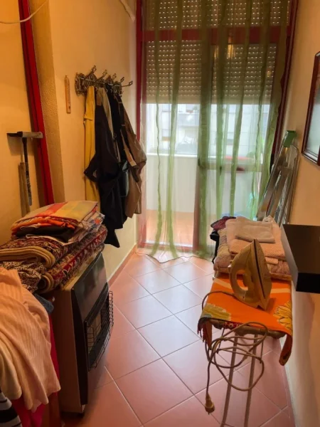 Tirane, jap me qera apartament 2+1+Ballkon Kati 4, 90 m² 450 € (Kthesa e Kamzes, prane Pallatit te Verdhe)