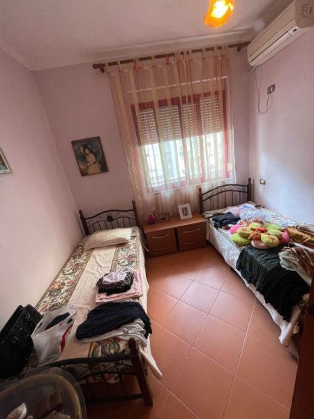 Tirane, jap me qera apartament 2+1+Ballkon Kati 4, 90 m² 450 € (Kthesa e Kamzes, prane Pallatit te Verdhe)